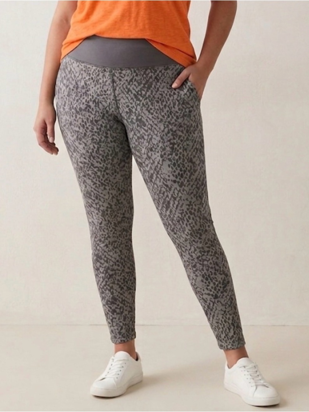 aerie Gray Snake-Print Leggings like new size large